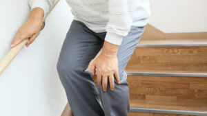 階段で膝痛が起きる女性