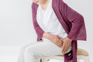 股関節が痛む高齢女性